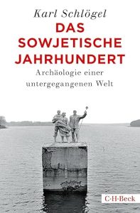 Cover: Schwarz-weiß Foto eines Standbildes in der bekannten sowjetischen Ästhetik von zwei Männern und einer Frau. Dieses steht in einem See oder Meer.