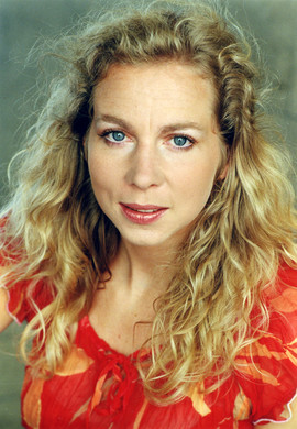 Franziska Ball – blonde Frau mit lockigem Haar.