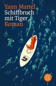 Das Buchcover ist ein einer einfachen Grafik gehalten. Aus der Vogelperspektive ist duneklblaues Wasser zu sehen, in dem helle Fische schwimmen. In der Mitte sieht man eine weiße Fläche in Bootform auf der ein Tiger liegt und eine schwarze Gestalt.
