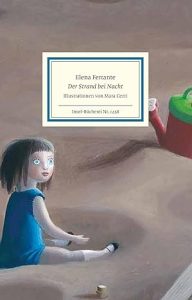 Das Cover zeigt eine Illustration in gedeckten Tönen, die eine junge Figur in einem blauen Kleid auf einem sandigen Untergrund darstellt, möglicherweise am Strand. Die Figur sitzt seitlich und blickt mit großen, hellblauen Augen nach vorne. Im Hintergrund ist undeutlich eine rote Gießkanne zu erkennen.